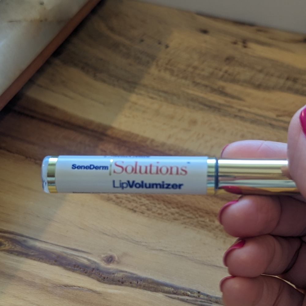 Lipsense lip volumizer